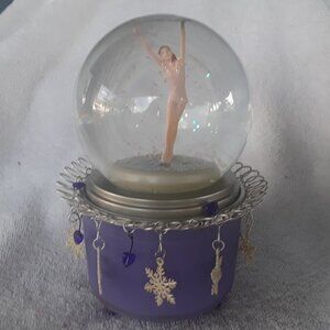 Vintage Hallmark Snow Globe Featuring Olympic Medalist "Tara Lipinski" In Box